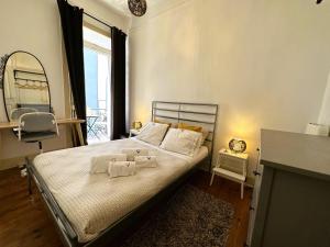 1 dormitorio con 1 cama con toallas en Estrela Charming Rooms by HOST-POINT, en Lisboa