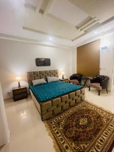 1 dormitorio con 1 cama grande en una habitación en Bhurban Luxury Apartments, en Bhurban