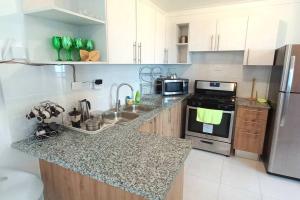 Dapur atau dapur kecil di 7F apartamento 3hab piscina ascensor y area social