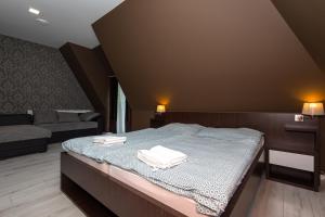 een slaapkamer met een bed met twee handdoeken erop bij Penzion Velky Meder in Dunajská Streda