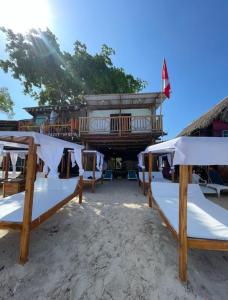 un resort con due letti sulla spiaggia di Venido Del Mar. Neymar a Barú