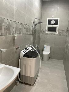 a bathroom with a shower and a toilet and a sink at شقق مفروشة للايجار صلالة - صحلنوت New Furnished Apartments for rent Salalah - Sahalnout in Sikun Shikfainot