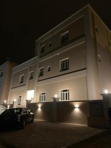 a car parked in front of a building at night at شقق مفروشة للايجار صلالة - صحلنوت New Furnished Apartments for rent Salalah - Sahalnout in Sikun Shikfainot