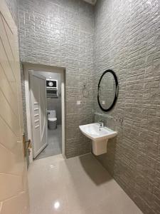 a bathroom with a sink and a mirror at شقق مفروشة للايجار صلالة - صحلنوت New Furnished Apartments for rent Salalah - Sahalnout in Sikun Shikfainot