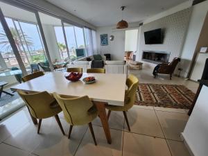 Televisyen dan/atau pusat hiburan di Appartement Luxueux vue Mer dans Résidence avec piscines et jardin
