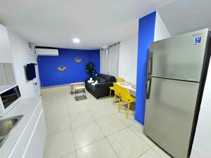 una cucina e un soggiorno con frigorifero di סוויטת מרלו - Merlot Suite a Eilat