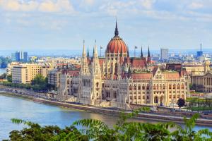 uma vista para o edifício do parlamento em Viena com o rio em Chic, Captivating Space Near Opera House em Budapeste