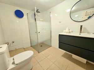 ein Bad mit einem WC, einem Waschbecken und einer Dusche in der Unterkunft סוויטת מרלו - Merlot Suite in Eilat