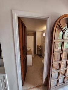 a hallway with a door leading to a bathroom at Suite dans la palmeraie refaite à neuf grande Terrasse Dar Dmana in Marrakesh