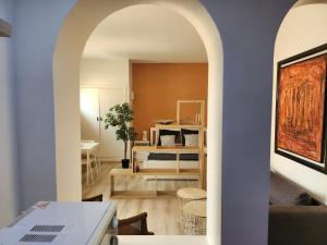 een woonkamer met een boog naar een slaapkamer bij Suite dans la palmeraie refaite à neuf grande Terrasse Dar Dmana in Marrakesh