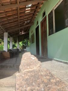 une terrasse couverte d'un bâtiment avec un toit en bois dans l'établissement Eco hostel 013, à São Vicente