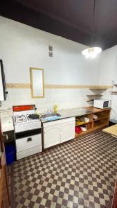 A kitchen or kitchenette at Casa Israel