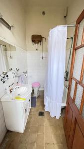 A bathroom at Casa Israel