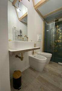 bagno con lavandino e servizi igienici di Palazzo Monna B&B a Molfetta