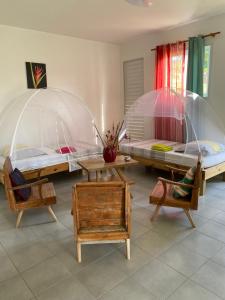 Cette chambre comprend 2 lits avec des couvertures en verre. dans l'établissement Au Gré des Alizés - Kaz Ti Plézi, à Cadet
