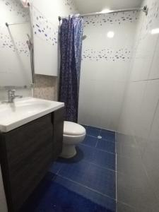 a bathroom with a sink and a toilet and a shower at Apartamento frente al castillo San Felipe in Cartagena de Indias