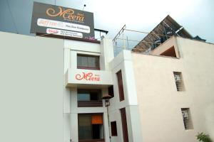 un edificio con un cartel encima en Hotel Meera en Raipur