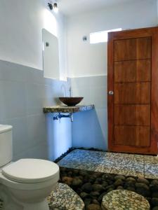 uma casa de banho com um WC e um lavatório em Hide and Seek em Tetebatu