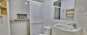 Koupelna v ubytování Extraordinaria CASA FINCA Piscina AA + 14 fotografií