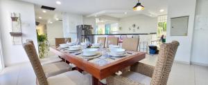 Sabanalarga的住宿－Extraordinaria CASA FINCA Piscina AA，一间带木桌和椅子的用餐室