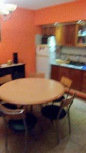 Una mesa y sillas en una cocina con mesa y nevera. en Residencia "Libertad " en San Andrés