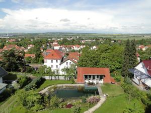 ヴァルタースハウゼンにあるPension Villa am Burgbergのスイミングプール付きの家屋の空中ビュー