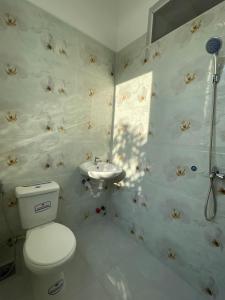 La salle de bains est pourvue de toilettes et d'un lavabo. dans l'établissement Windy hills hotel, à Mui Ne