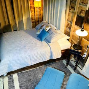 um quarto com uma cama e 2 bandejas azuis em Cabaña Tribu 