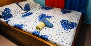 a bed covered in blue confetti with a tag on it at Complexe BEL AIR in Bafoussam