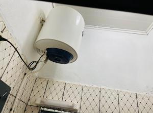 une lumière blanche sur le mur d'une salle de bains. dans l'établissement Complexe BEL AIR, à Bafoussam