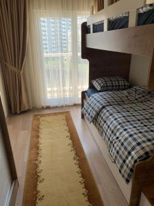 una camera con un letto e una grande finestra di شقة سياحية فندقية بمنطقة بشاك شهير بمجمع ميدكولية a Istanbul