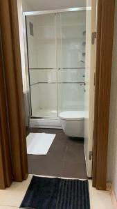 bagno con doccia in vetro e servizi igienici di شقة سياحية فندقية بمنطقة بشاك شهير بمجمع ميدكولية a Istanbul
