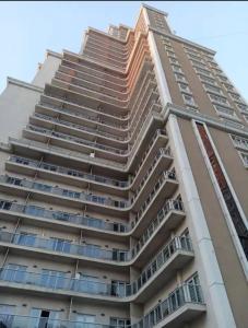 un edificio alto con molti balconi sopra di شقة سياحية فندقية بمنطقة بشاك شهير بمجمع ميدكولية a Istanbul
