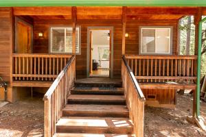 uma escada que leva à porta da frente de uma casa de madeira em Nature's Nook - Blissful Cabin in the Woods em Placerville