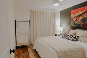 a bedroom with a bed and a painting on the wall at Dream On – Style & Comfort Near Historic Downtown in Panama City