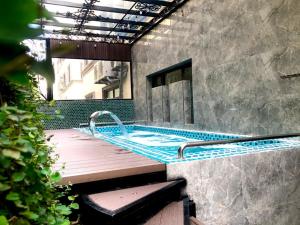 a swimming pool with a hot tub in a building at BBQ Hostel Ha Long 2 in Ha Long