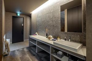 a bathroom with a sink and a mirror at villa vacances hamanako in Hamamatsu +56 photos