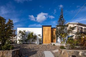a modern house with a wooden facade at villa vacances hamanako in Hamamatsu