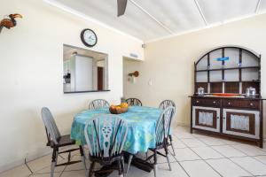 ein Esszimmer mit einem Tisch, Stühlen und einem Spiegel in der Unterkunft Sue Casa 12 in Margate