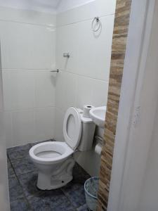 Pousada Capitour في ساو جوزيه دا بارا: حمام مع مرحاض ومغسلة