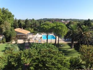 - une vue sur une cour avec une piscine dans l'établissement VVF Sigean Port-la-Nouvelle Corbières, à Sigean