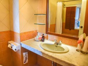W łazience znajduje się umywalka i lustro. w obiekcie Asia Pattaya Hotel w Pattaya South