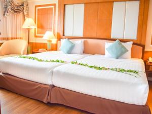 duże łóżko w pokoju hotelowym w obiekcie Asia Pattaya Hotel w Pattaya South