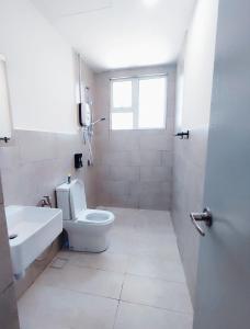 Ένα μπάνιο στο Mahkota Valley AMAZING#Pool View Studio Suite
