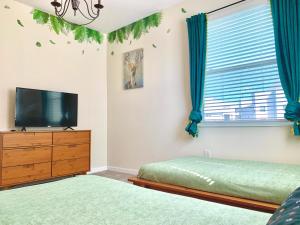 TV a/nebo společenská místnost v ubytování 3B2B-Beautiful Lake View-Baby Friendly-FREE WATER PARK!NO Resort Fee-5 Miles to Disney-Storey Lake 3141