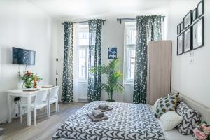 een slaapkamer met een bed, een tafel en een bureau bij Prague Retreat Apartment in Praag