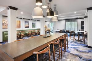 ハインズヴィルにあるFairfield Inn & Suites By Marriott Hinesville Fort Stewartの大きなテーブルと椅子のある広いダイニングルーム
