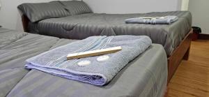 zwei Betten mit Handtüchern und ein Messer darüber in der Unterkunft Lucky Leprechaun in Koh Rong