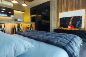 清萊的住宿－Lanmuanghouse，一张大床,上面有蓝色的盖子
