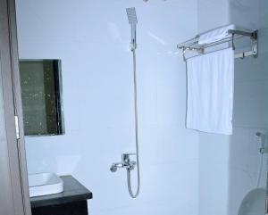 een badkamer met een douche en een glazen deur bij Vinh Airport Hotel in Vinh
